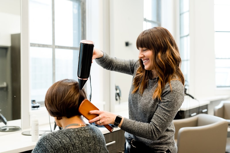 Finalização de cabelo com escova e secador